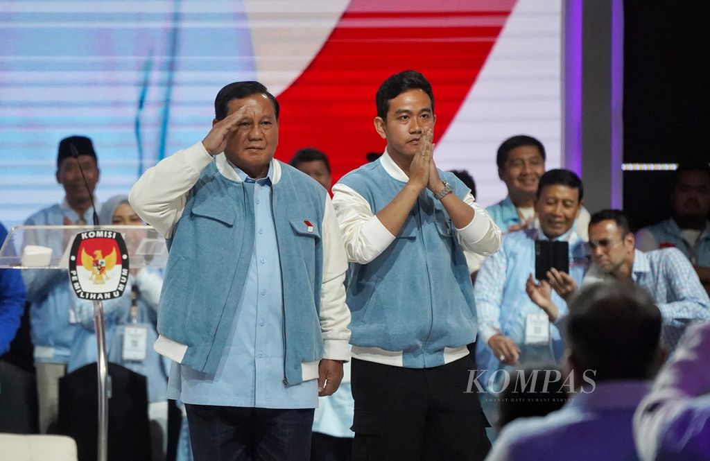 Pasangan calon presiden dan calon wakil presiden Prabowo Subianto-Gibran Rakabuming Raka memasuki ruangan pada acara Debat Putaran Kelima di Jakarta Convention Center, Jakarta, Minggu (4/2/2023). 