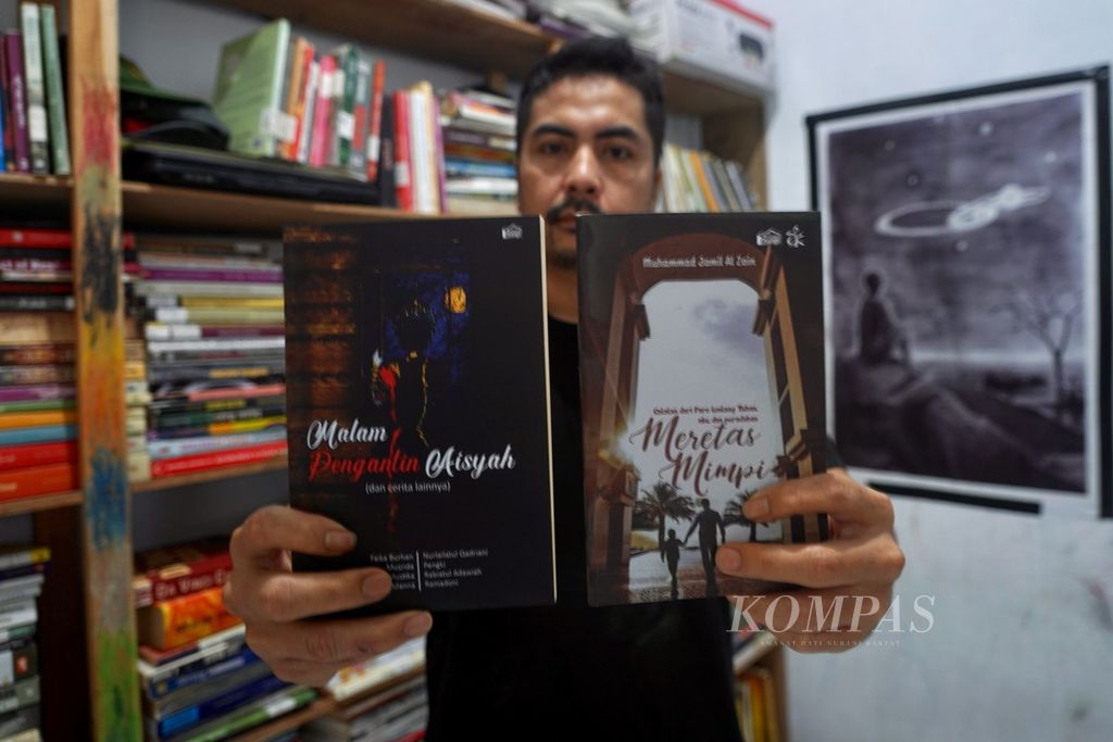 Pendiri Rumah Bunyi Kahar Mappasomba menunjukkan buku karya anggota komunitas, di Kendari, Sulawesi Tenggara, Rabu (21/1/2024). Gerakan literasi di Kota Lulo ini mengalami pasang surut seiring dinamika yang terjadi.