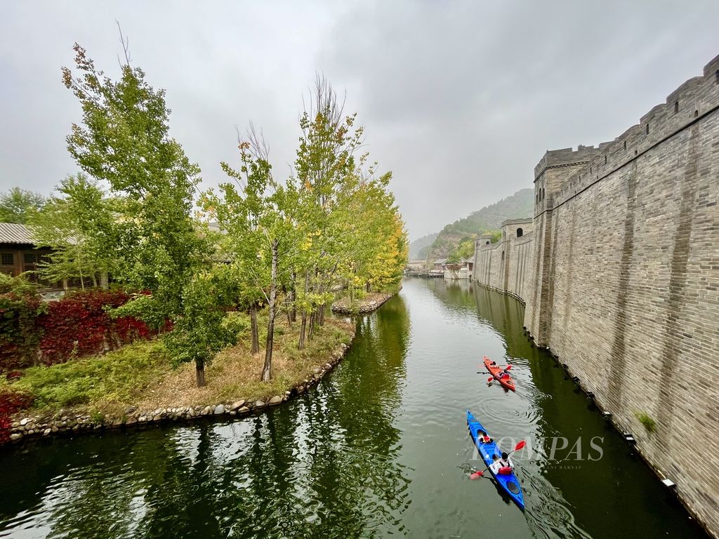 Pengunjung mengelilingi kawasan Beijing WTown dan menyusuri kanal-kanalnya dengan perahu, Minggu (2/10/2022). Beijing WTown yang berjarak 140 kilometer dari pusat kota Beijing ini selalu dipadati pengunjung dari sejumlah daerah.