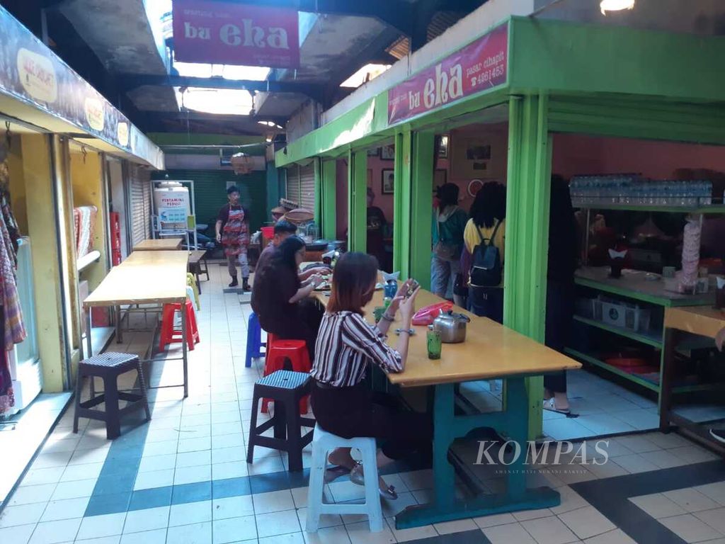 Beberapa konsumen menikmati nasi dan lauk-pauk di Warung Nasi Bu Eha, Bandung, Jawa Barat, Kamis (19/5/2022).