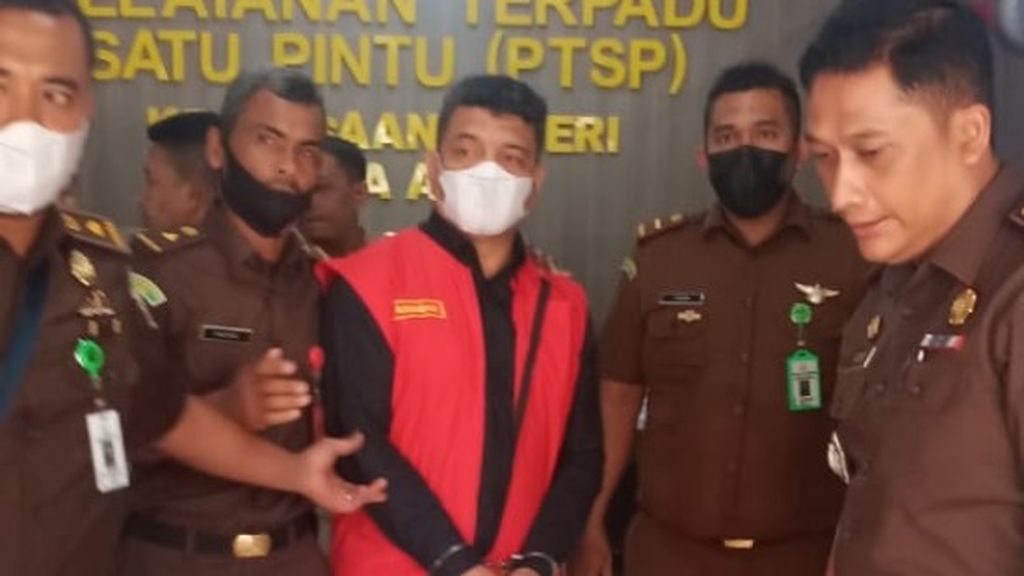 MZ saat ditahan oleh Kejaksaan Negeri Banda Aceh, Senin (19/9/2022). MZ diduga menerima dana korupsi dari turnamen sepak bola Aceh World Solidarity Tsunami Cup yang digelar pada 2017. 