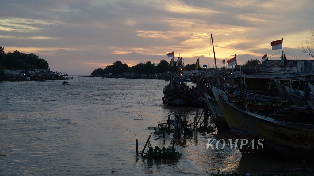 Suasana senja Sungai Citarum di Muara Bendera, Desa Pantai Bahagia, Kecamatan Muaragembong, Kabupaten Bekasi, Jawa Barat, Kamis (27/10/2022). 