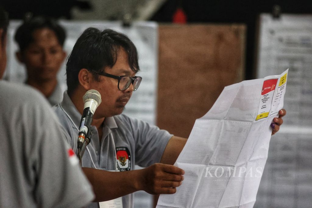 Petugas KPPS menghitung suara di TPS 013, Desa Krogowanan, Sawangan, Magelang, Jawa Tengah, Rabu (14/2/2024). 