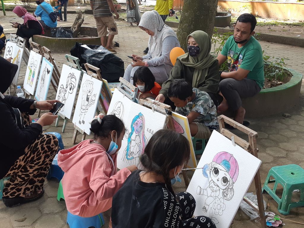 Sekelompok anak-anak sedang menggambar di kawasan Taman Kota Kambang Iwak, Palembang, Sumatera Selatan, Minggu (13/6/2021). Kawasan ini menjadi tempat berkumpulnya warga untuk berekreasi dan berolahraga.