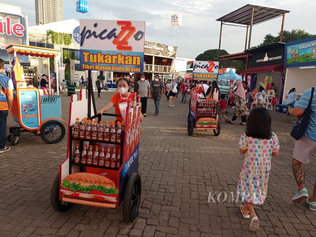 <i>Sales promotion girl</i> atau pramuniaga mengitari area Jakarta Fair Kemayoran atau Pekan Raya Jakarta di Jakarta International Expo, Kemayoran, Jakarta Pusat, Selasa (14/6/2022). Mereka berkeliling menawarkan produk kepada pengunjung yang lalu lalang.