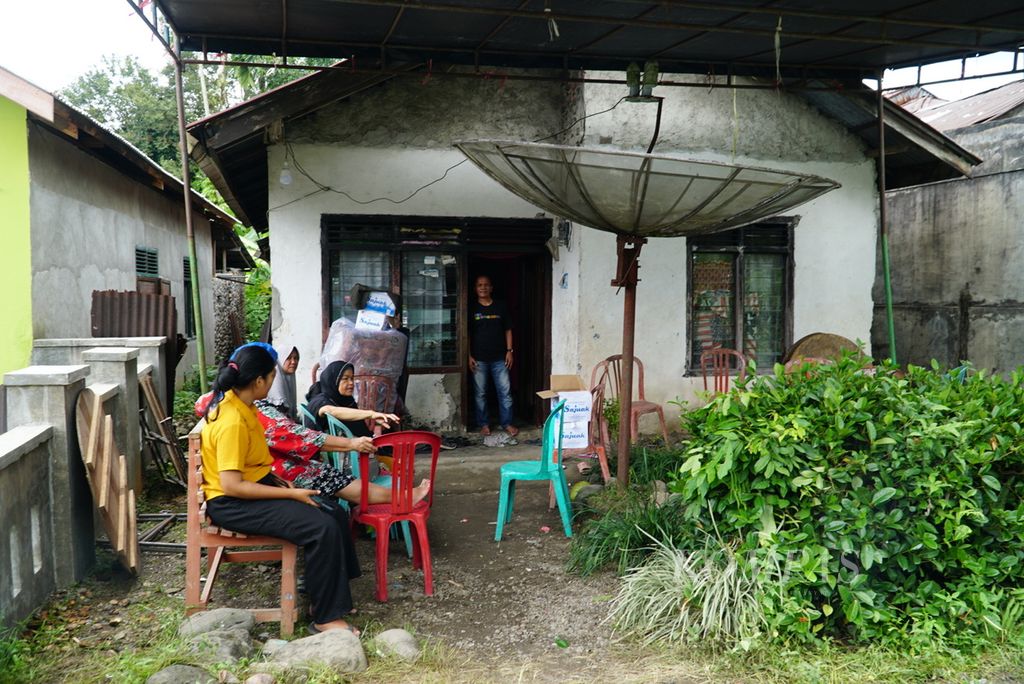 Suasana rumah nenek almarhum Nia Kurnia Sari (18) yang menjadi tempat tinggal almarhum dan keluarganya di Korong Pasa Surau, Nagari Guguak, Kecamatan 2 x 11 Kayu Tanam, Kabupaten Padang Pariaman, Sumatera Barat, Kamis (12/9/2024). 