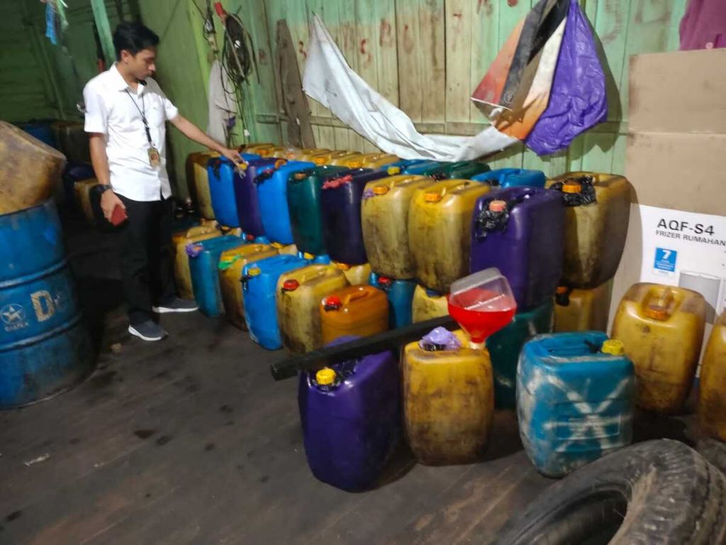 Aparat memeriksa jeriken tempat penimbunan biosolar sebanyak empat ton di Pulang Pisau, Kalimantan Tengah, Jumat (13/5/2022).