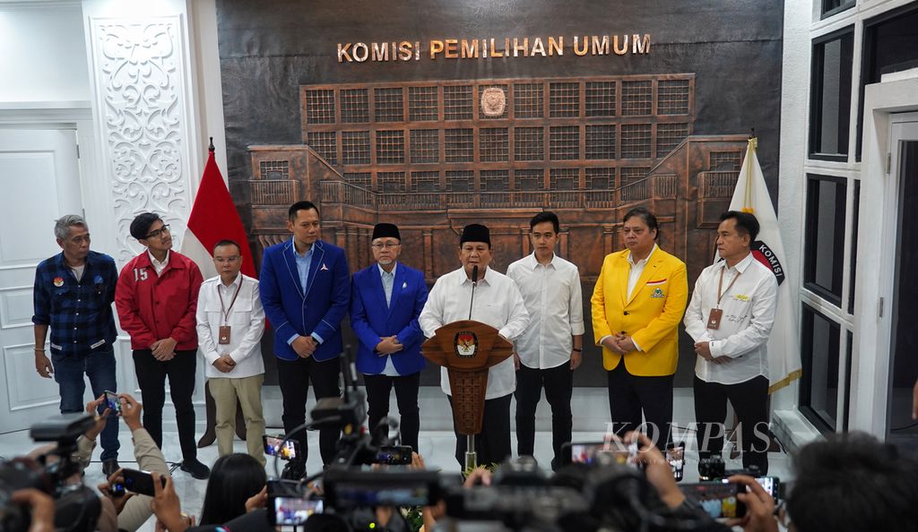 Presiden dan wakil presiden terpilih Prabowo Subianto dan Gibran Rakabuming Raka menggelar konferensi pers setelah menerima surat penetapan sebagai calon presiden dan wakil presiden terpilih di Gedung KPU, Jakarta, Rabu (24/4/2024). 