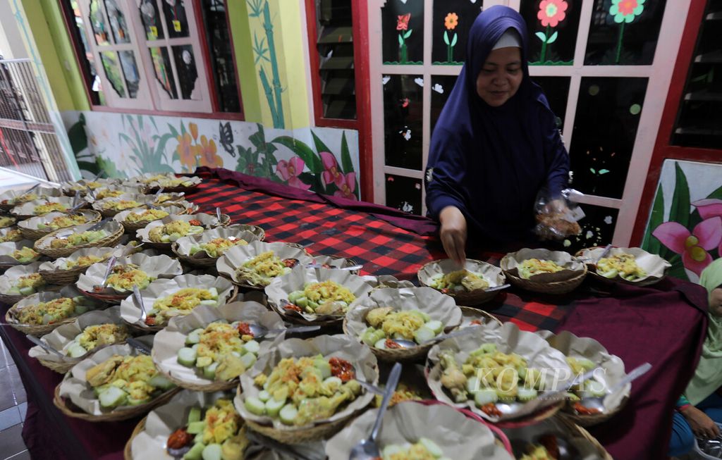 Seorang ibu panitia masjid menyiapkan menu berbuka puasa Masjid Al-Hikmah, Banjar Kertalangu, Denpasar Timur, Bali, Minggu (2/4/2023).