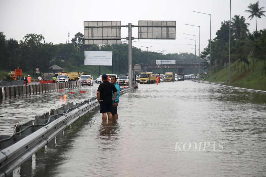 Banjir menggenangi Jalan Tol BSD Kilometer 8+500, ruas Pondok Aren-Serpong, Kota Tangerang Selatan, Banten, pada 6 Oktober 2022. 