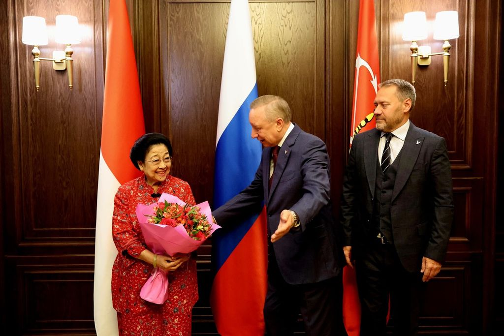 Presiden ke-5 RI Megawati Soekarnoputri saat bertemu Gubernur Saint Petersburg Alexander Beglov (tengah) dan Ketua Parlemen Saint Petersburg (paling kanan), di Kantor Gubernur Saint Petersburg, Rusia, Selasa (17/9/2024). 