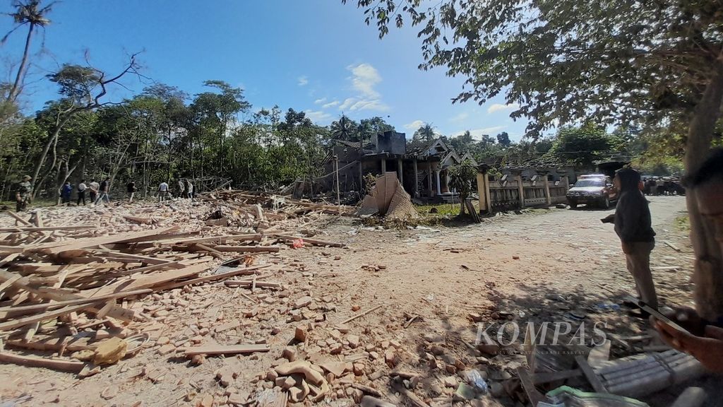 Kawasan yang rusak akibat terdampak ledakan yang diduga berasal dari petasan di Desa Karangbendo, Kecamatan Ponggok, Kabupaten Blitar, Jawa Timur, Senin (20/2/2023). Rumah yang menjadi sumber ledakan rata dengan tanah.