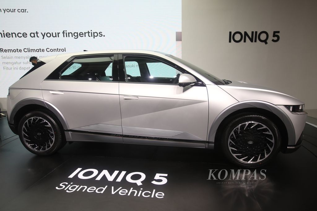 Desain eksterior Hyundai Ioniq 5  yang menampilkan konsep retro-futuristik yang terinspirasi dari mobil konsep Hyundai Pony Coupe Concept. Tampak mobil ini di pameran Indonesia International Motor Show (IIMS) Hybrid 2022, Minggu (03/04/2022).