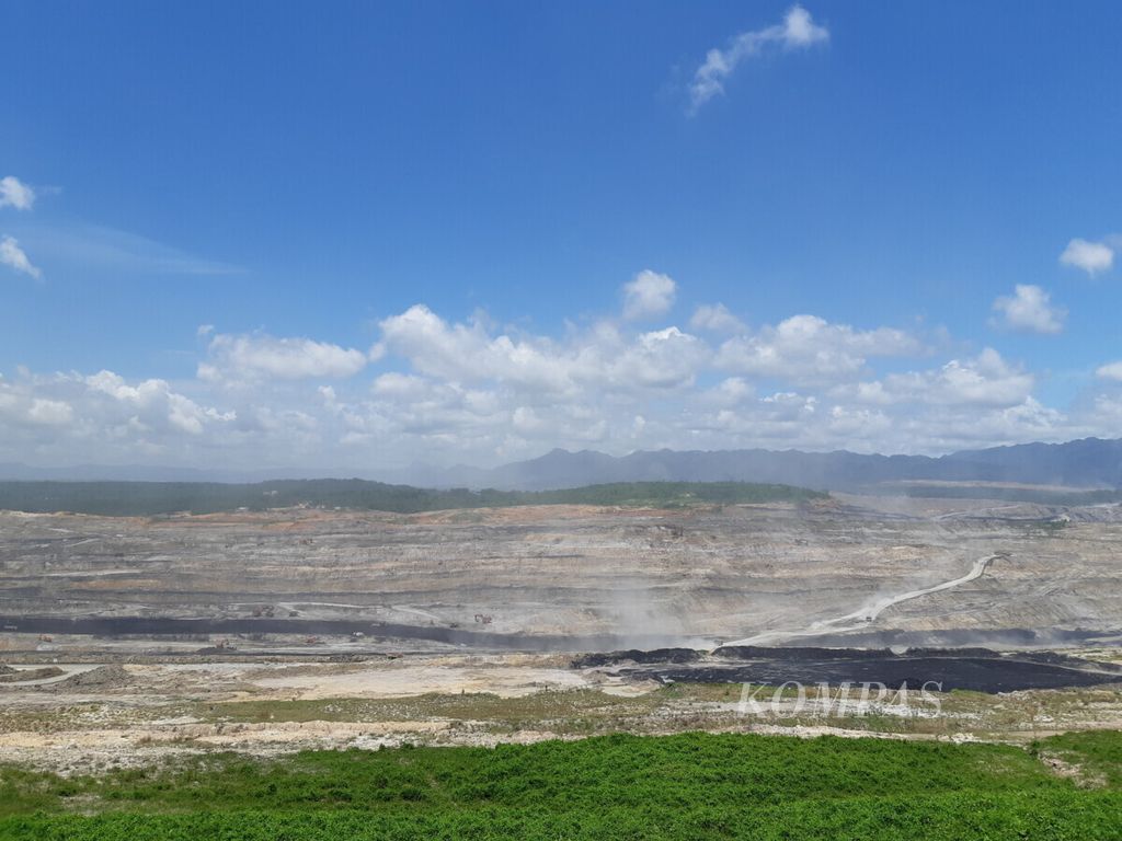 Suasana pertambangan batubara yang dikelola PT Kideco Jaya Agung di Desa Samurangau, Paser, Kalimantan Timur.