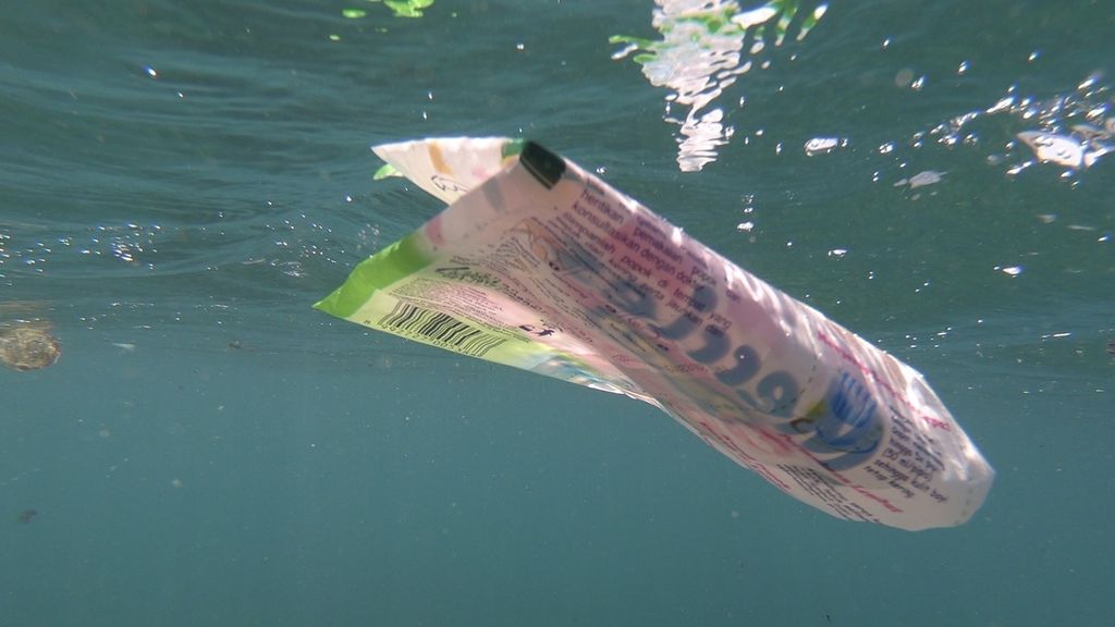 Sampah plastik masih ditemukan di kawasan perairan Pantai Senggigi, Kabupaten Lombok Barat, Nusa Tenggara Barat, Minggu (22/9/2019). Sampah plastik menjadi ancaman bagi keberlanjutan ekosistem laut saat ini.