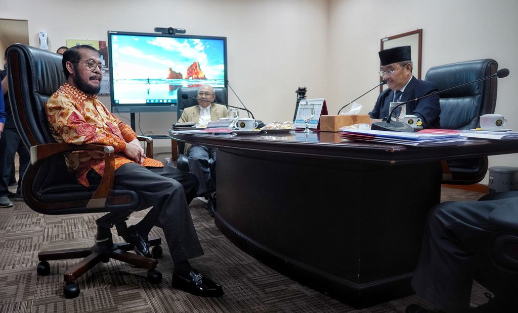 Ketua Mahkamah Konstitusi (MK) Anwar Usman (kiri) saat memenuhi panggilan sidang etik dengan agenda pemeriksaan dirinya sebagai terlapor oleh Majelis Kehormatan Mahkamah Konstitusi di Gedung 2 MK, Jakarta, Selasa (31/10/2023).