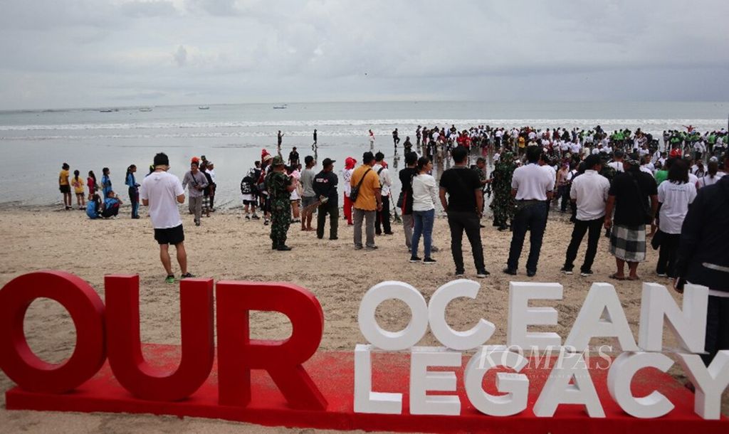 Kegiatan bersih pantai dan laut di Pantai Kuta, Badung, Bali, 28 Oktober 2018, menjelang konferensi tahunan Our Ocean Conference 2018. 