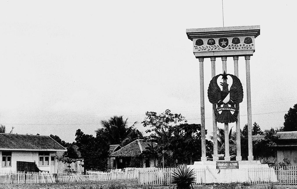 Sebuah tugu besar berlambang Angkatan Darat menandai pintu masuk kompleks Transmigrasi Angkatan Darat di Desa Binuang, Kabupaten Tapin, Kalimantan Selatan, Minggu (14/12/1980).