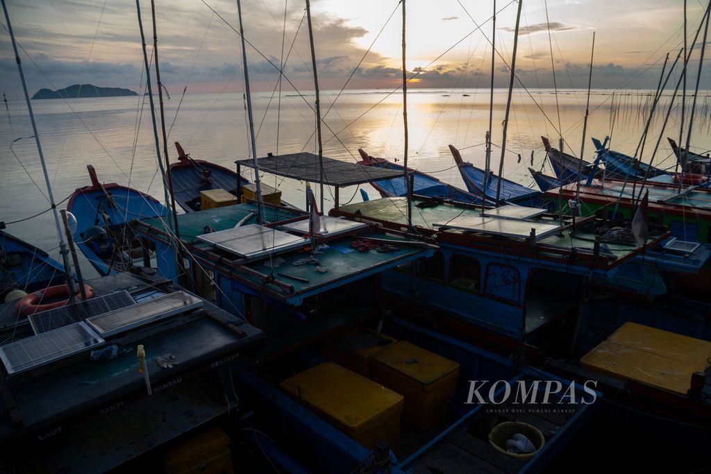 Kapal nelayan yang terbuat kayu atau disebut juga pompong berjejer di Pelabuhan Teluk Baruk, Desa Sepempang, Kecamatan Bunguran Timur, Kabupaten Natuna, Kepulauan Riau, Rabu (30/3/2022). 