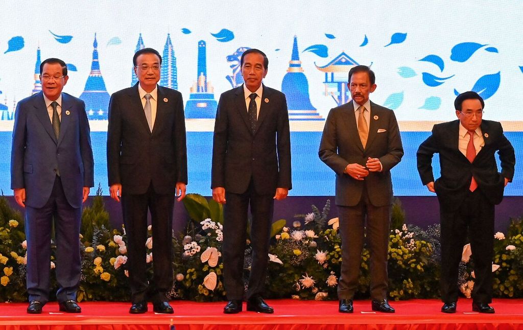 (Dari kiri ke kanan) Perdana Menteri Kamboja Hun Sen, PM China Li Keqiang, Presiden Joko Widodo, Sultan Brunei Darussalam Hassanal Bolkiah, dan PM Laos Phankham Viphavanh berdiri di panggung dalam sesi KTT ASEAN Plus Tiga dalam rangkaian KTT Ke-40 dan Ke-41 ASEAN di Phnom Penh, Kamboja, Sabtu (12/11/2022). 