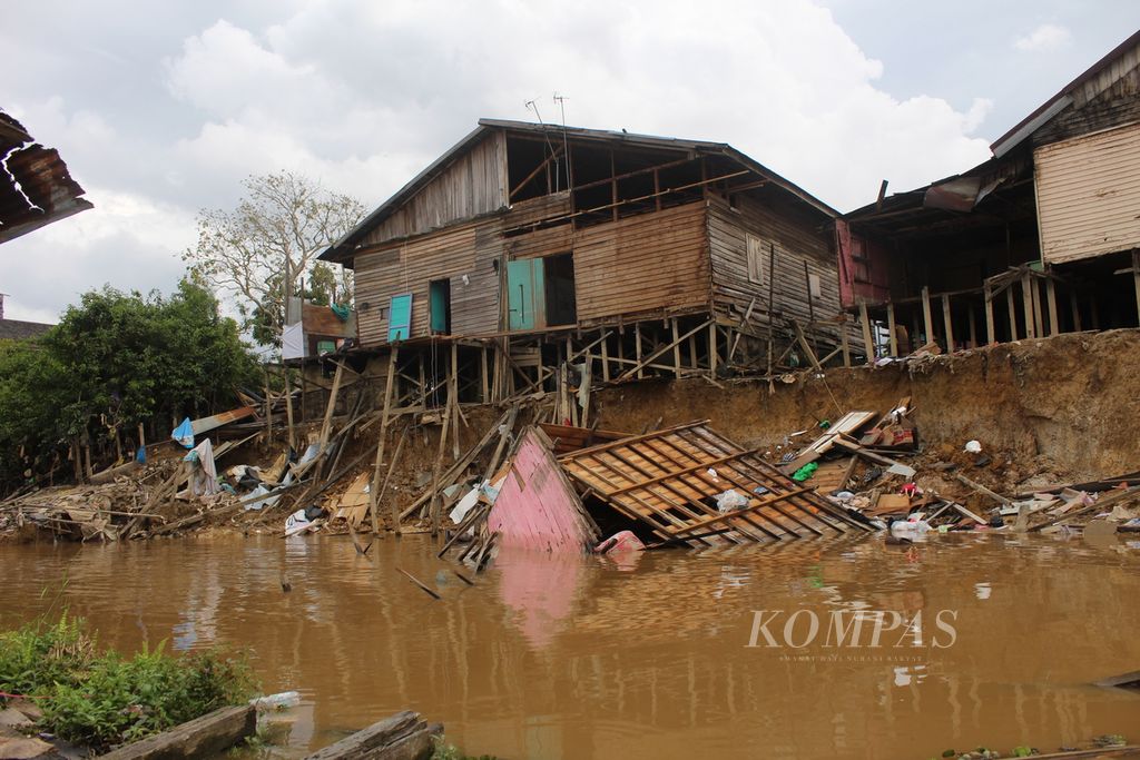 Kondisi abrasi yang merusak permukiman di pinggiran Sungai Kahayan, Kota Palangkaraya, Kalimantan Tengah, pada Minggu (8/1/2023).