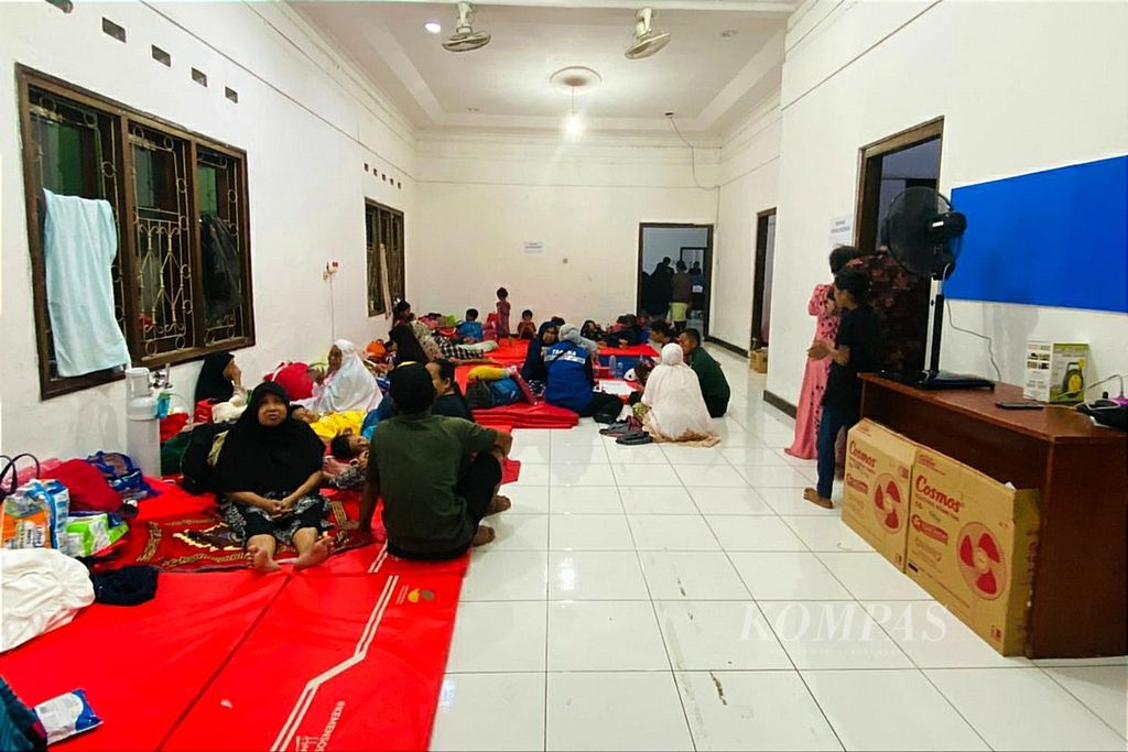 Kondisi warga di posko pengungsian Masjid Jami Nurul Ikhlas, Panaragan, Bogor Tengah, Selasa (18/10/2022). 