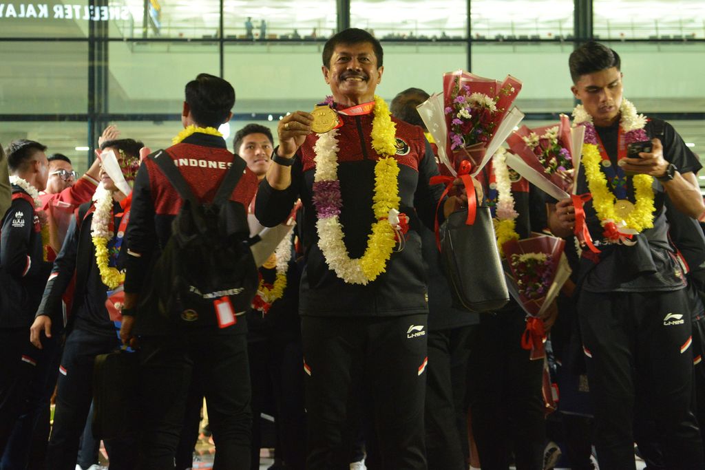 Pelatih tim sepak bola Indonesia U-22, Indra Sjafri (tengah), memperlihatkan medali emas di Bandara Internasional Soekarno-Hatta, Tangerang, Banten, Kamis (18/5/2023). Tim sepak bola Indonesia berhasil mendapatkan medali emas SEA Games 2023 setelah menanti selama 32 tahun. 