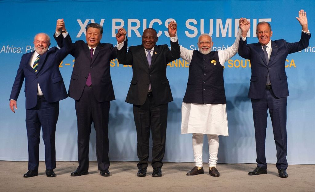 A group photo of BRICS leaders, namely Brazilian President Ignacio Lula da Silva (far left), Chinese President Xi Jinping, South African President Cyril Ramaphosa, Indian Prime Minister Narendra Modi, and Russian Foreign Minister Sergey Lavrov representing Russian President Vladimir Putin. They attended the BRICS High-Level Conference in Johannesburg, South Africa on August 23rd, 2023.