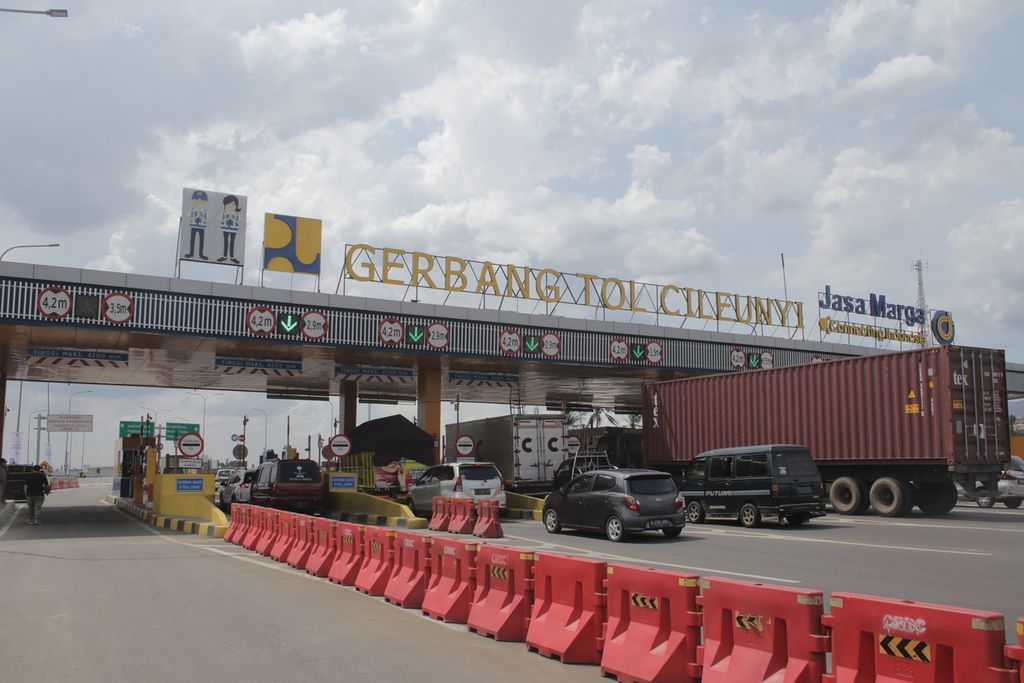 Sejumlah kendaraan memadati pintu masuk Tol Cileunyi, Kabupaten Bandung, Jawa Barat, Senin (24/1/2022).