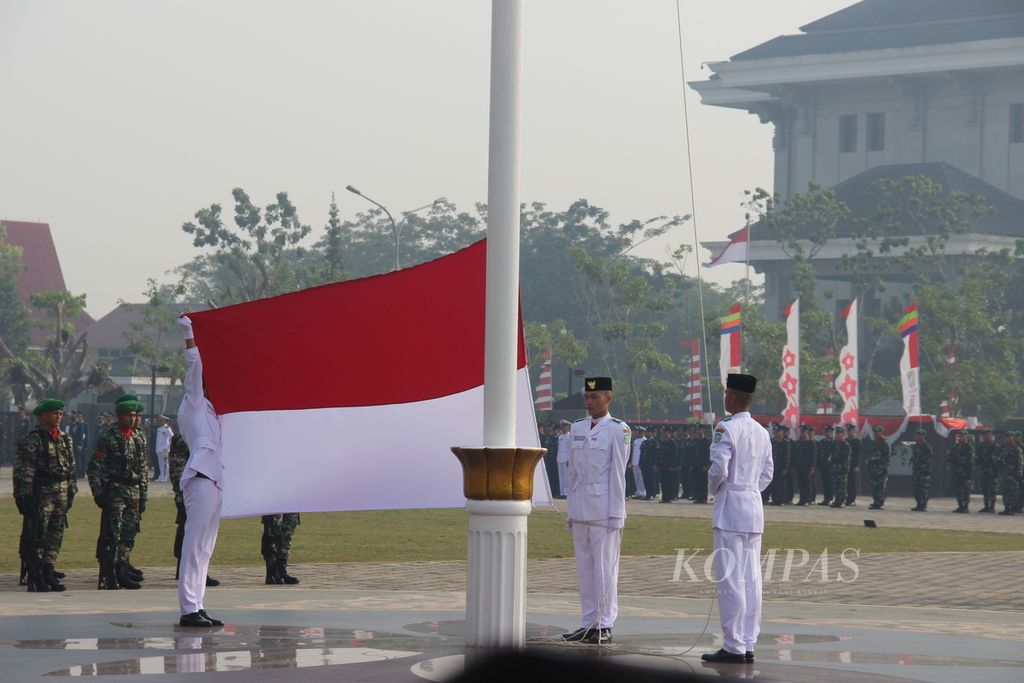 Pengibaran bendera saat upacara memperingati HUT Ke-78 RI di halaman kantor Gubernur Kalimantan Barat, Kamis (17/8/2023), berlangsung khidmat meski di tengah kabut asap.