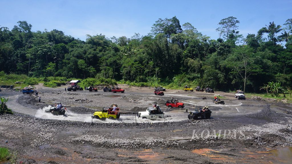 Jip wisata lereng Merapi yang beroperasi, di Kali Kuning, Kabupaten Sleman, Daerah Istimewa Yogyakarta, Selasa (3/5/2022). Kunjungan wisatawan melonjak setelah diperbolehkannya mudik Lebaran, tahun ini. 