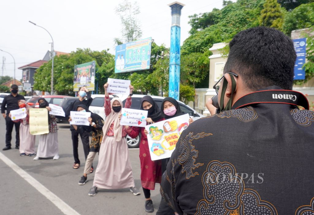 Suasana kampanye melawan kekerasan terhadap anak, Kamis (23/7/2020), di Kota Tegal, Jawa Tengah. Kampanye yang dilakukan untuk memperingati Hari Anak Nasional tersebut diikuti anak-anak, polisi wanita Polres Tegal Kota, serta aktivis antikekerasan terhadap perempuan dan anak.