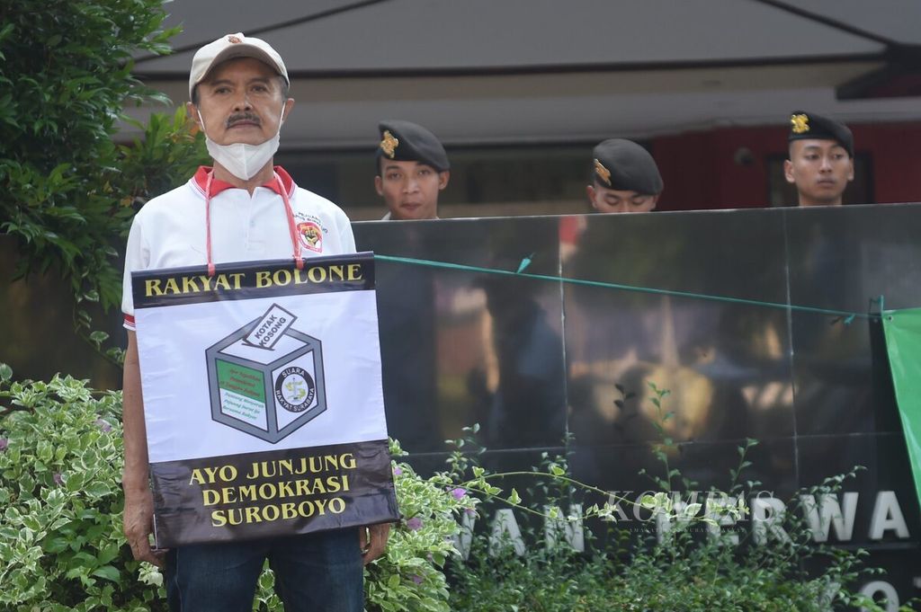 Warga dari gerakan coblos kotak kosong berunjuk rasa di depan Kantor DPRD Surabaya, Jawa Timur, Selasa (17/9/2024). 