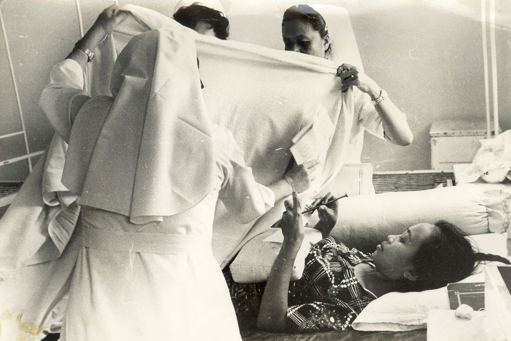 Untuk menjaga kebebasan memilih, para suster di RS Stella Maris, Ujungpandang, ini menutupi pencoblos tersebut dengan kain sebagai pengganti bilik, Selasa (3/5/1977). 