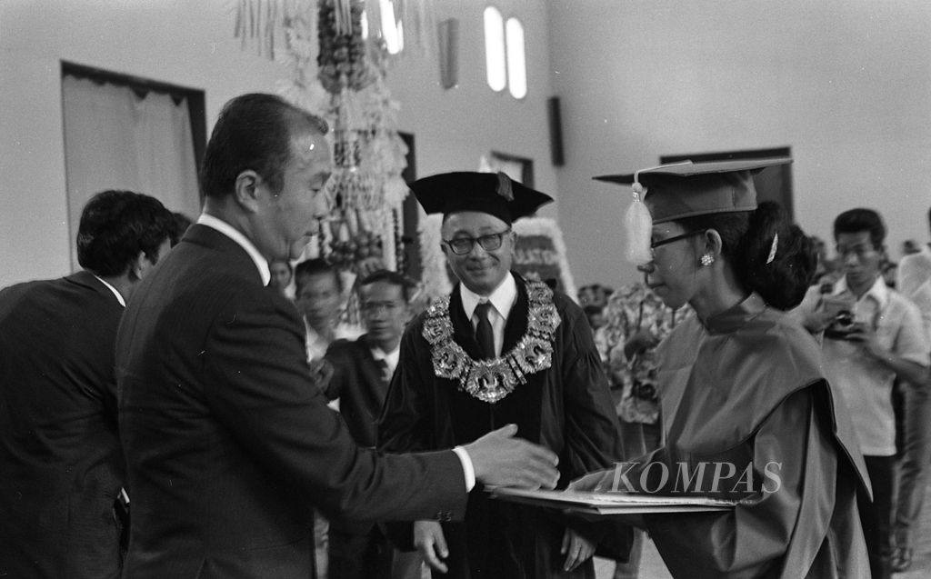 Widyastuti, dokter berusia paling muda (25 tahun lahir 20 Maret 1947) dinyatakan sebagai lulusan dokter terbaik Universitas Indonesia tahun 1971. Untuk prestasinya itu ia memperoleh penghargaan Rp100 ribu dari perusahaan farmasi "Kalbe Farma" pada 5 Februari 1972. Drs. Peter Angkasa, penanggungdjawab "Kalbe Farma" memberikan ucapan selamat pada Widyastuti (kanan) dengan disaksikan dekan Fakultas Kedokteran U.I. Prof. Dr. Mahar Mardjono (tengah). Fakultas Kedokteran Universitas Indonesia melantik 91 dokter.