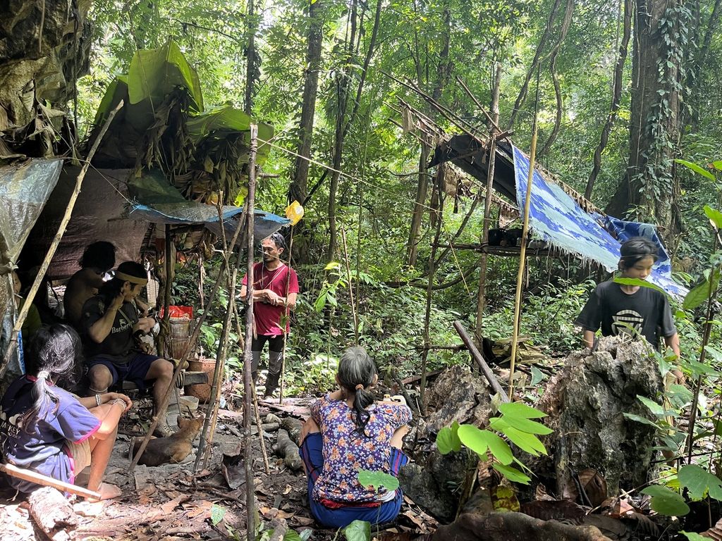 Pradiptajati Kusuma, peneliti genetik dari MRIN (kaus merah/tengah), menemui kelompok Punan Batu di sekitar Gunung Benau, Kabupaten Bulungan, Kalimantan Utara, Sabtu (3/9/2022). Data genetik, budaya dan bahasa Punan Batu yang khas menjadi dasar untuk mengusulkan mereka sebagai Masyarakat Hukum Adat sehingga diharapkan ada perlindungan terhadap hutan yang menjadi ruang hidup pemburu-peramu terakhir di Kalimantan ini.