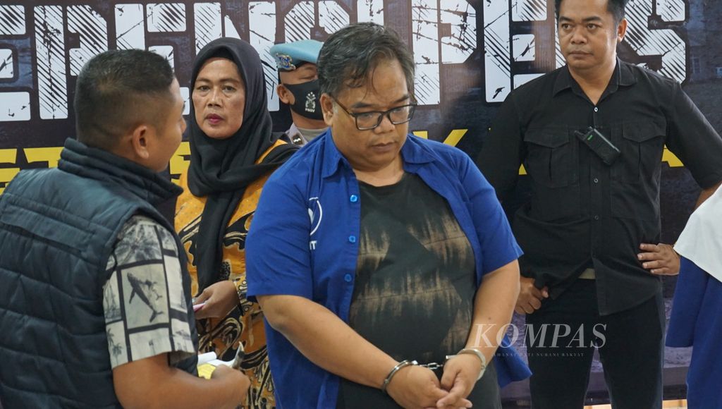 DS (tengah), pelatih taekwondo, yang mencabuli tiga muridnya ketika ditanyai aparat kepolisian di Polres Kota Surakarta, Jawa Tengah, Jumat (24/3/2023). 