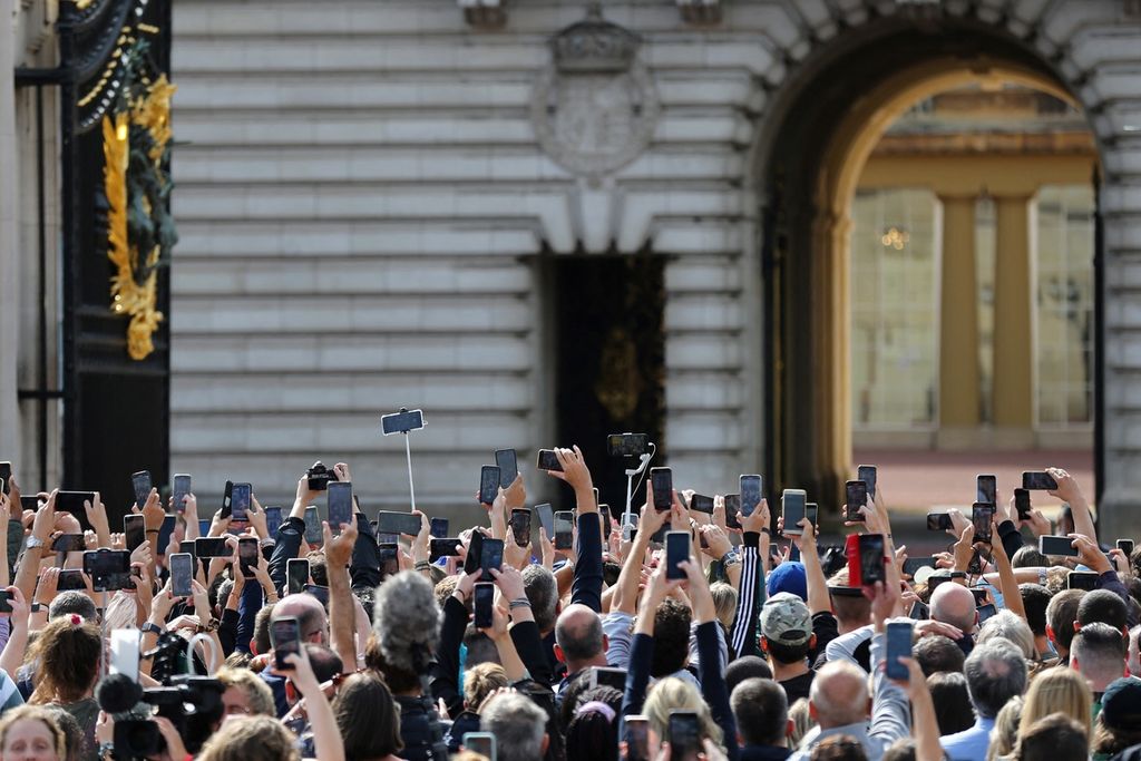 Warga berkumpul untuk bisa melihat sekilas Raja Inggris yang baru Charles III dan permaisuri Camilla, saat melihat-lihat ungkapan dukacita di luar Istana Buckingham di London, Jumat (9/9/2022). 