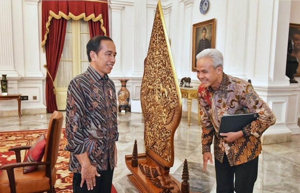 Presiden Joko Widodo bertemu dengan sejumlah menteri dan gubernur, salah satunya Gubernur Jawa Tengah Ganjar Pranowo, di Istana Merdeka, Jakarta, pada Selasa (13/6/2023), untuk membahas penataan Candi Borobudur di Magelang, Jawa Tengah. 