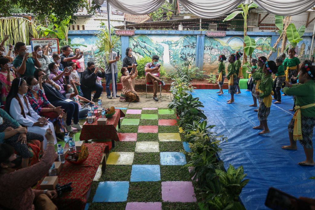 Pentas tari kreasi dalam acara unjuk kreativitas budaya di TK Boncel, Jagakarsa, Jakarta Selatan, Sabtu (19/11/2022). 