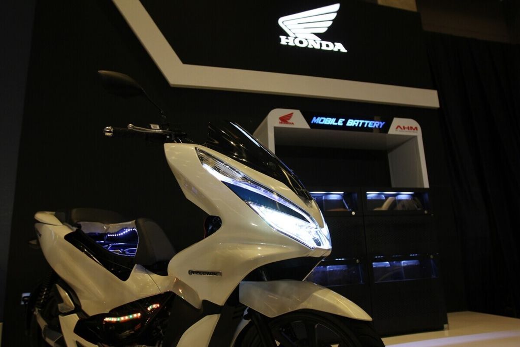 Astra Honda Motor, Kamis (31/1), meluncurkan skuter listrik pertamanya di Indonesia, Honda PCX Electric. Karena harga yang masih tinggi, AHM menawarkan model leasing B to B bagi para calon konsumen.