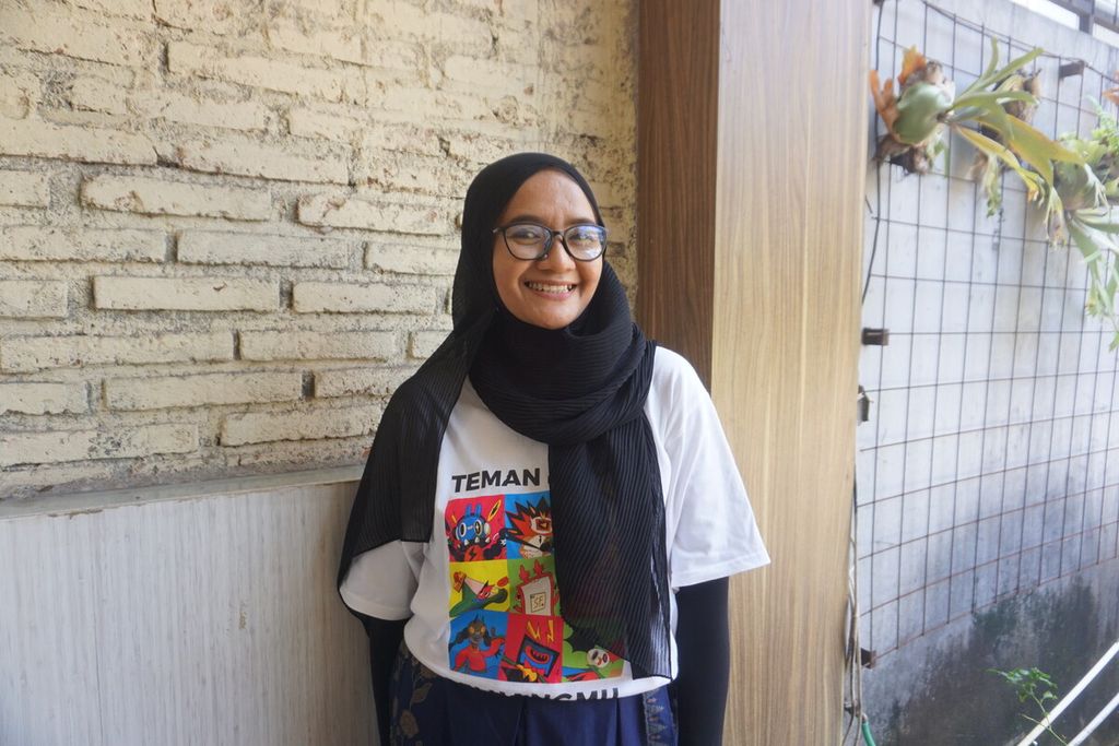 Erin Sumarsini, pemilik nama pena Erin Cipta, saat ditemui di salah satu kafe di Cilacap, Jawa Tengah, Rabu (22/3/2023).