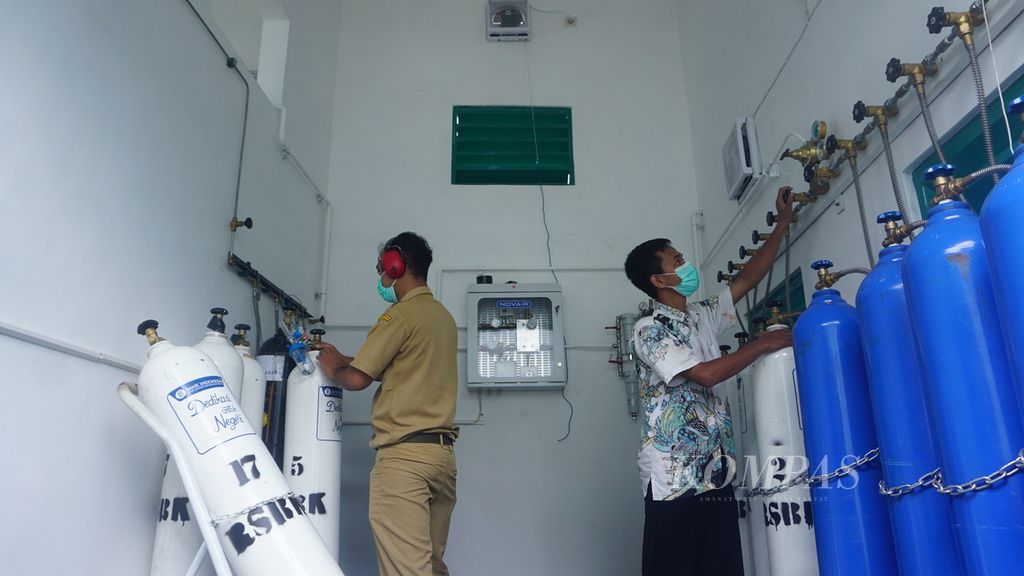 Petugas mengecek ketersediaan oksigen di RSUD Bung Karno, Kota Surakarta, Jawa Tengah, Senin (21/2/2022). Ketersediaan oksigen disebut cukup untuk memenuhi kebutuhan penanganan pasien Covid-19. Oksigen menjadi kebutuhan yang perlu dipastikan kesiapannya seiring peningkatan kasus di daerah tersebut beberapa waktu terakhir.