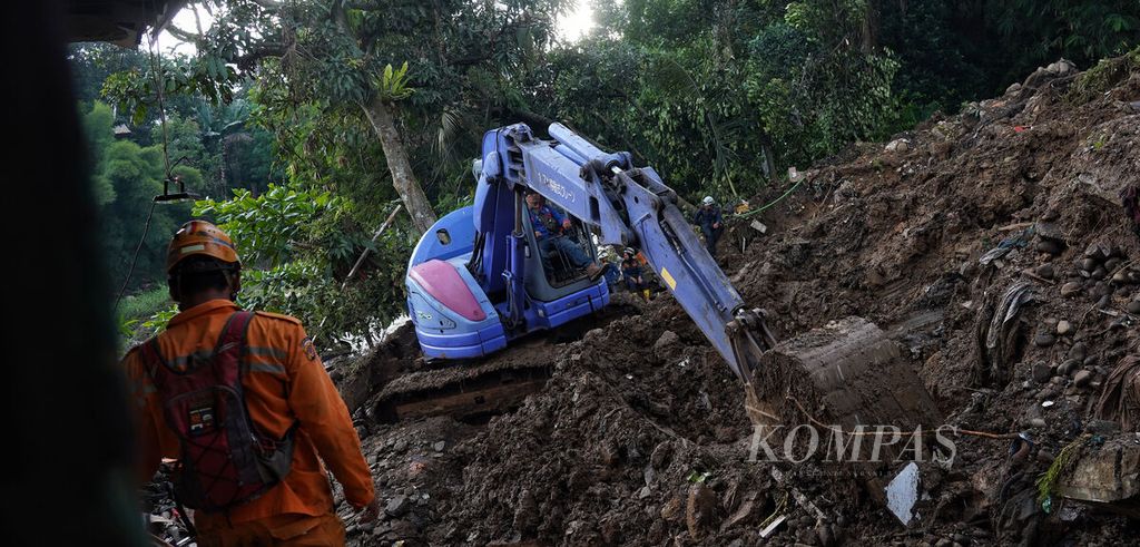 Alat berat berusaha membongkar timbunan tanah dan beton saat pencarian korban yang masih tertimbun longsoran di Kampung Sirnasari, Kelurahan Empang, Kota Bogor, Jawa Barat, Kamis (16/3/2023). 