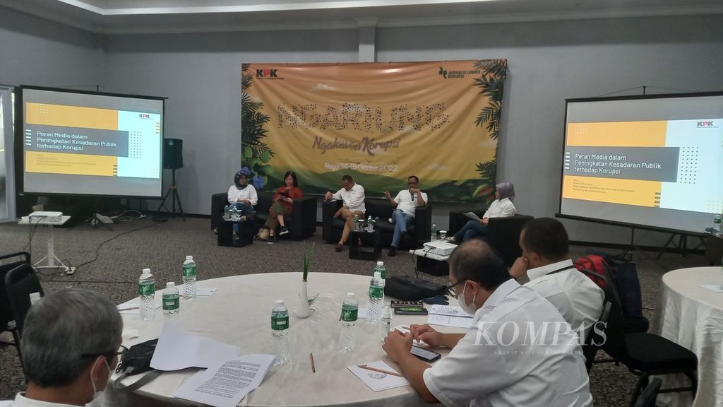 Diskusi antara awak media dan pimpinan KPK dalam kegiatan <i>media gathering</i> di Bogor, Jawa Barat, Jumat (14/10/2022). 