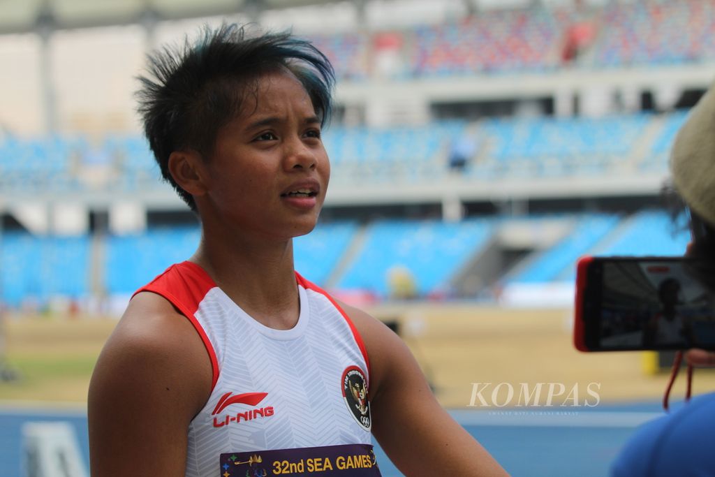 Pelari Indonesia, Dina Aulia, memberikan keterangan media seusai mendapatkan medali perunggu lari gawang SEA Games 2023 seusai mengungguli seniornya, Emilia Nova, di Morodok Techo Stadium Phnom Penh, Kamboja, Rabu (10/5/2023). 