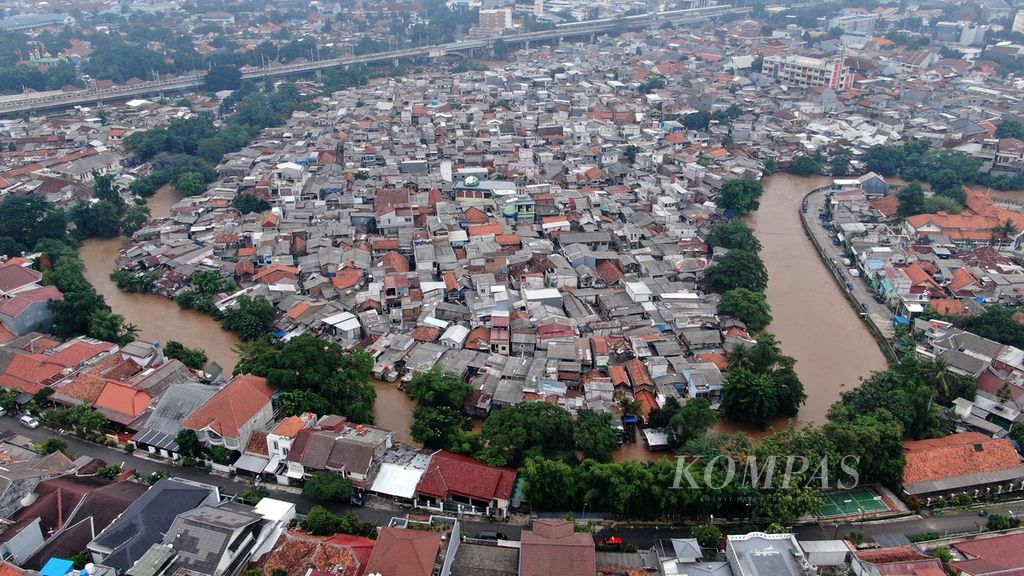 Perkampungan padat penduduk di Kampung Melayu, Jatinegara, Jakarta, yang berada di pinggir Sungai Ciliwung, Senin (10/10/2022). Sebagian rumah di perkampungan ini tergenang banjir akibat meluapnya Ciliwung.
