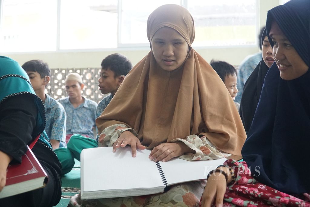 Santri tunanetra membaca Al Quran braille di Pesantren Tunanetra dan SLB Gratis Cahaya Quran di Kecamatan Ciampea, Kabupaten Bogor, Jawa Barat, Senin (18/4/2022). 