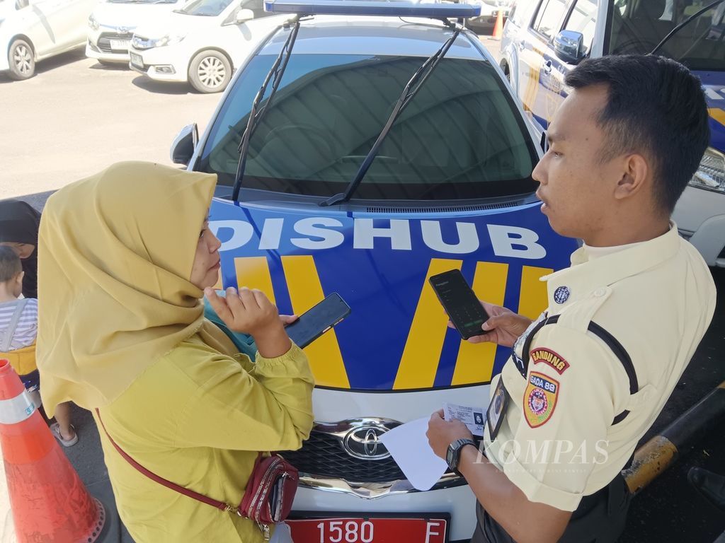 Warga mengurus verifikasi program mudik gratis 2024 di kantor Dinas Perhubungan Jawa Barat, Kota Bandung, Kamis (21/3/2024). Total 3.199 tiket mudik gratis yang disediakan Dinas Perhubungan Jawa Barat dan Jasa Raharja pada tahun ini ke sejumlah daerah.