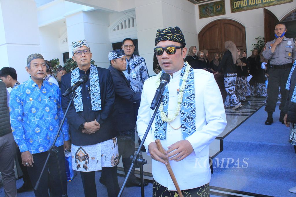 Gubernur Jawa Barat Ridwan Kamil memberikan keterangan kepada awak media setelah menghadiri Rapat Paripurna Hari Jadi Ke-654 Kota Cirebon di Kantor DPRD Kota Cirebon, Rabu (19/7/2023).